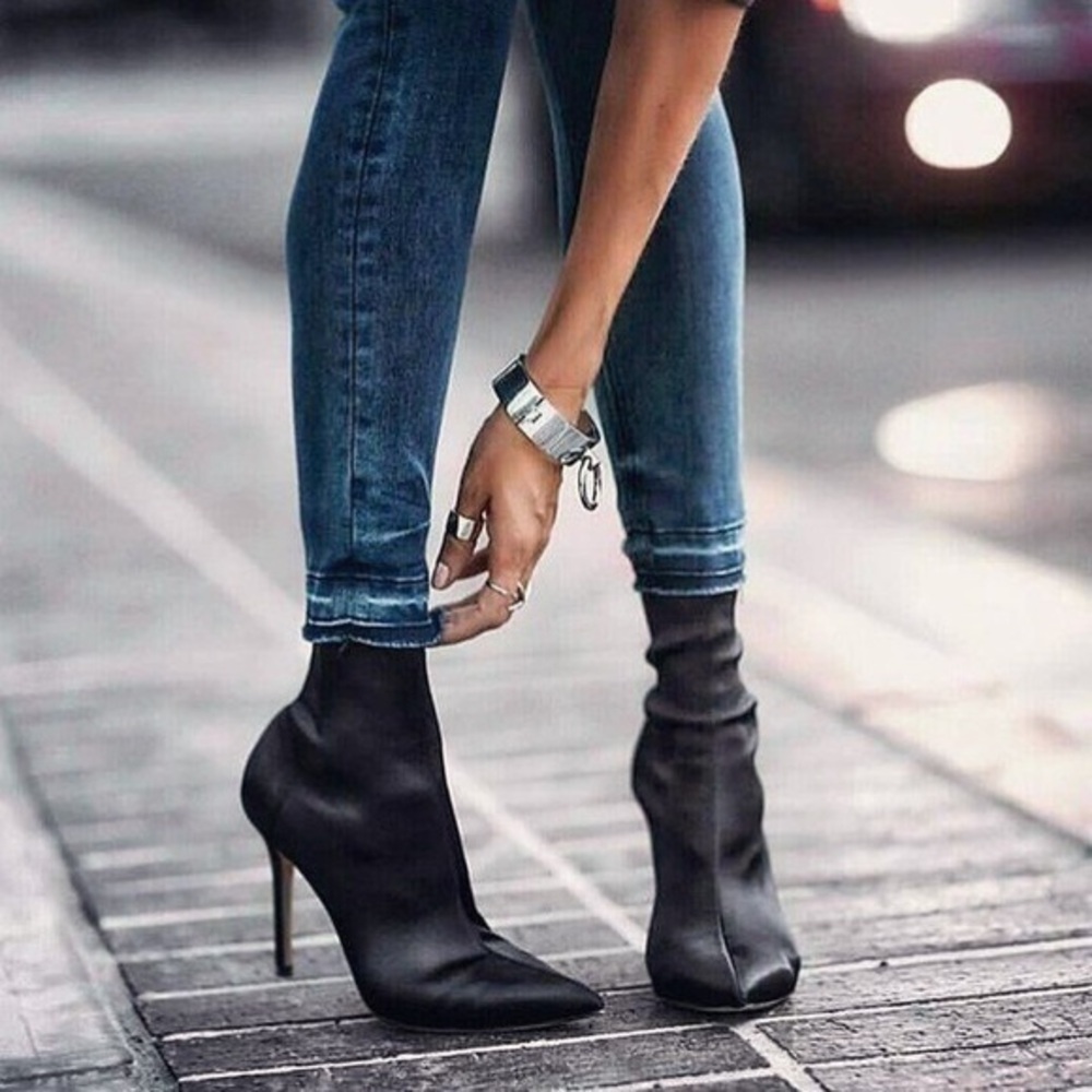 AZALEA WANG QUEEN OF KINGS STILETTO BOOTIE IN BLACK